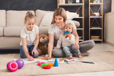 Mutlu anne çocukları ile çizim
