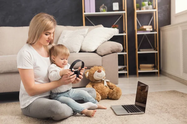 Gelukkig moeder spelen met haar dochter — Stockfoto