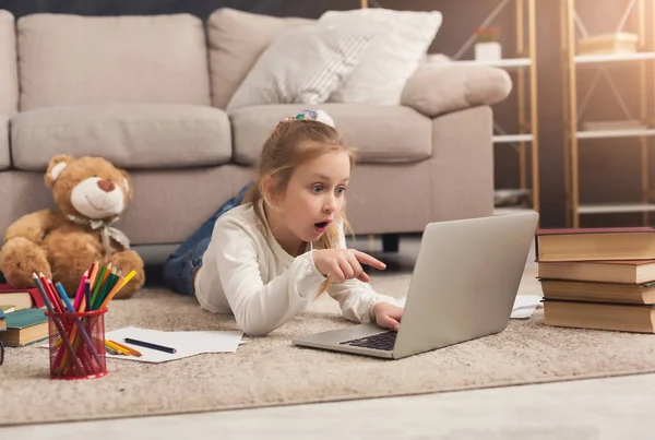 Film a laptop döbbenve kislány — Stock Fotó