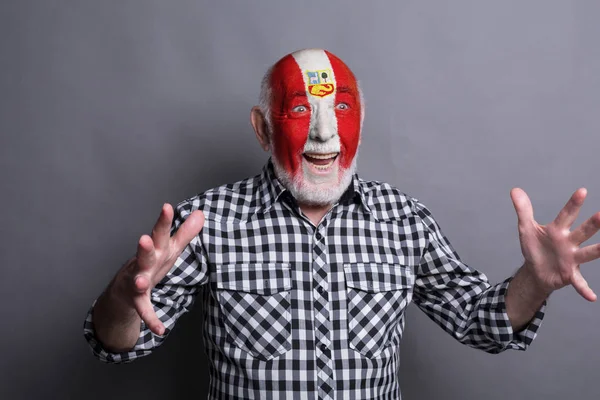 Äldre man med Peru flagga målad på hans ansikte — Stockfoto