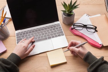 Dizüstü bilgisayarda yazarak ve notlar yazma eller closeup