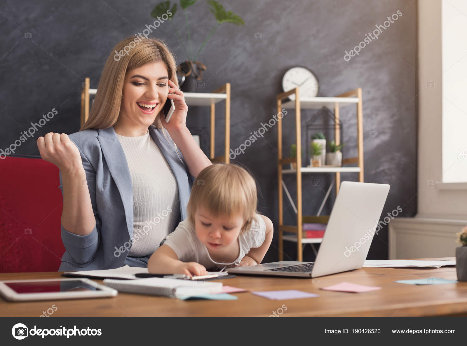 Jeune Mere Tenant Bebe Tout En Parlant Au Telephone Image Libre De Droit Par Milkos C Jeune Mere Tenant Bebe Tout En Parlant Au Telephone Image Libre De Droit Par Milkos C