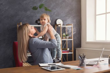 Genç çalışan anne bebek ile vakit