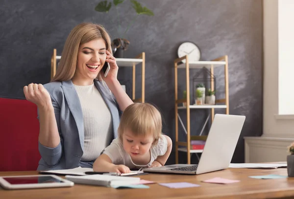 Junge Mutter hält Baby beim Telefonieren — Stockfoto