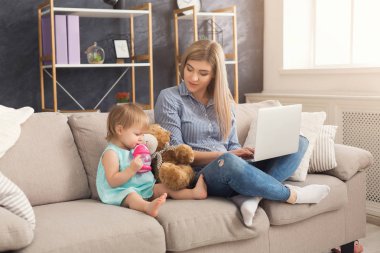 Çalışma ve bebek ile vakit genç anne