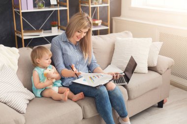 Çalışma ve bebek ile vakit genç anne