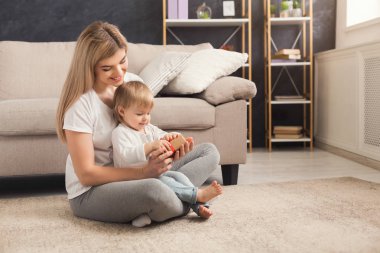 Mutlu anne kızıyla oynuyor.