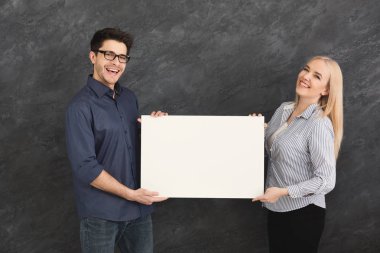 Boş beyaz bayrak tutan genç Çift