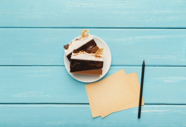 Kek parçaları ve kağıt kartları için aşk mesajı mavi rustik tablo, üstten görünüm