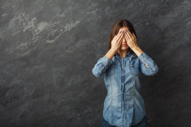 Korkmuş kadın kapsayan eller, gözlerinizle görün kötülükten