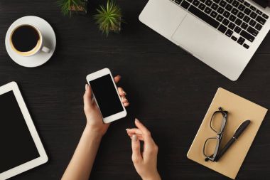 Smartphone, üstten görünüm holding Womans eller