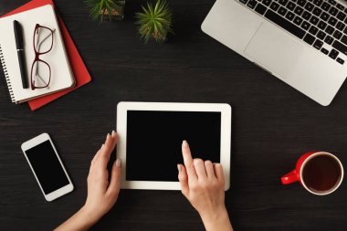 Kadının ellerini dijital tablet, üstten görünüm kullanma