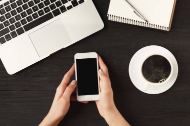 Kadının el smartphone, üstten görünüm kullanma