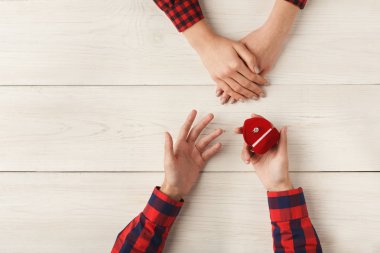 Erkek ve erkek el ele tutuşarak Üstten Görünüm