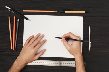 Kadının elleri boş kağıda üstten görünüm çizim