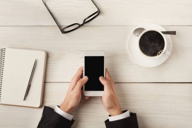 Holding bir smartphone, üstten görünüm eller mans