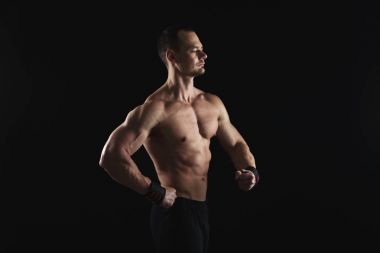 Güçlü atletik adam aidatı çıplak kas vücut