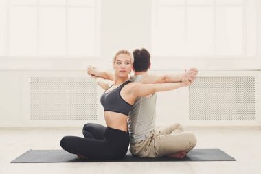 Pratik yoga studio birlikte genç Çift