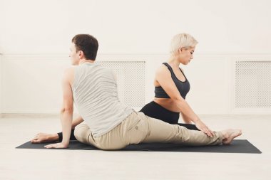Pratik yoga studio birlikte genç Çift