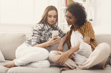 Arkadaşlar Smartphone evde kullanma