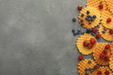 Çilek ile yuvarlak Belçika waffle kenarlığını