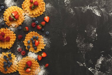 Yuvarlak Belçika waffle çilek ile