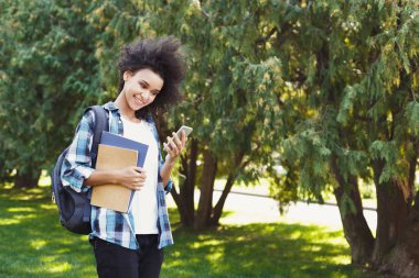 Öğrenci kız cep telefonu açık havada ile ayakta