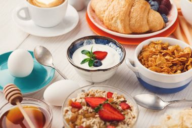 Continental kahvaltı menüsü woden masada