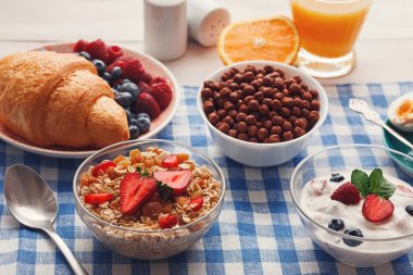 Continental kahvaltı menüsü kareli kumaş üzerine