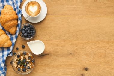 Continental Kahvaltı croissants ve çilek doğal tarih ile woo