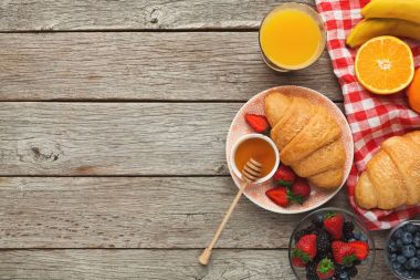 Huysuz taze kruvasanlar ve sabah yemek için portakal suyu