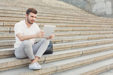 Yakışıklı düşünceli işadamı tablet açık havada kullanma