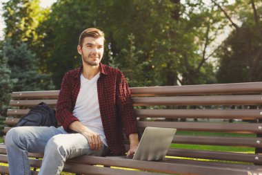 Dizüstü bilgisayar açık havada ile gülümseyen bir adam