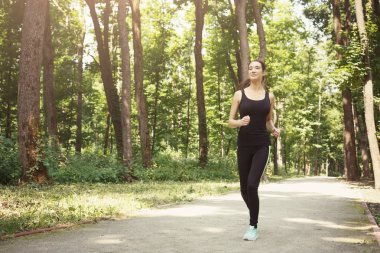 Yeşil park, kopya alanı çalışan genç kadın