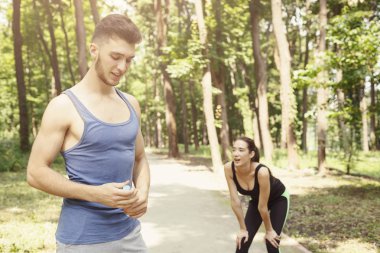 İki koşucu sonu, içme suyu geçiriyor