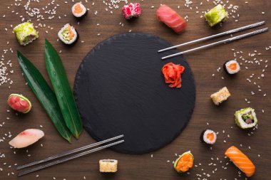 Suşi, maki, gunkans ve rulo kümesi. Asya Mutfağı