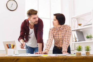 İki arkadaşları mimari proje tartışıyor