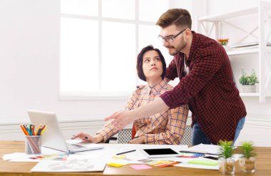 İki arkadaşları mimari proje tartışıyor