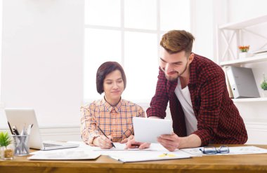 İki arkadaşları mimari proje tartışıyor