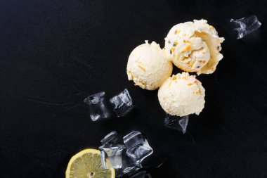 Siyah arka plan üzerine buzlu dondurma kaşık toz