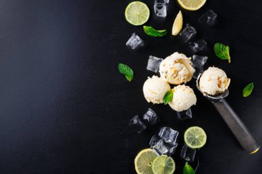 Siyah arka plan üzerine buzlu dondurma kaşık toz