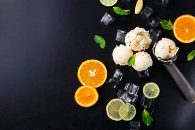 Siyah arka plan üzerine buzlu dondurma kaşık toz