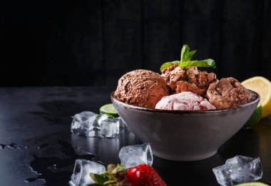 Porsiyon meyve siyah ile dondurma kaşık toz