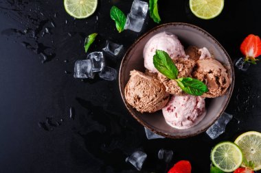 Porsiyon meyve siyah ile dondurma kaşık toz