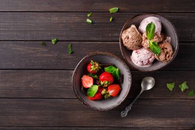 Dondurma ve ahşap üzerine çilek bölümünü