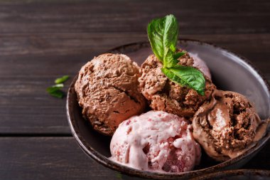 Porsiyon meyve ahşap üzerine dondurma kaşık toz