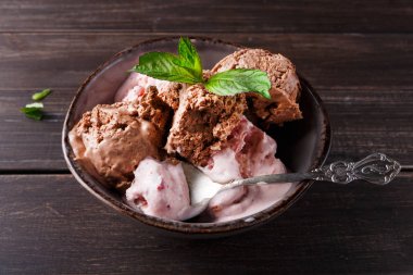 Porsiyon meyve ahşap üzerine dondurma kaşık toz