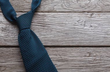 Erkek moda kravat rustik ahşap zemin üzerine