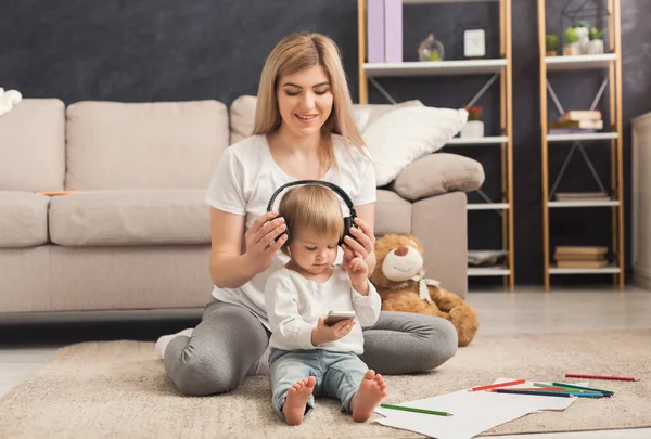 Gelukkig moeder spelen met haar dochter — Stockfoto