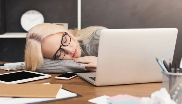 Στον ύπνο γυναίκα των επιχειρήσεων στη σύγχρονου γραφείου — Φωτογραφία Αρχείου